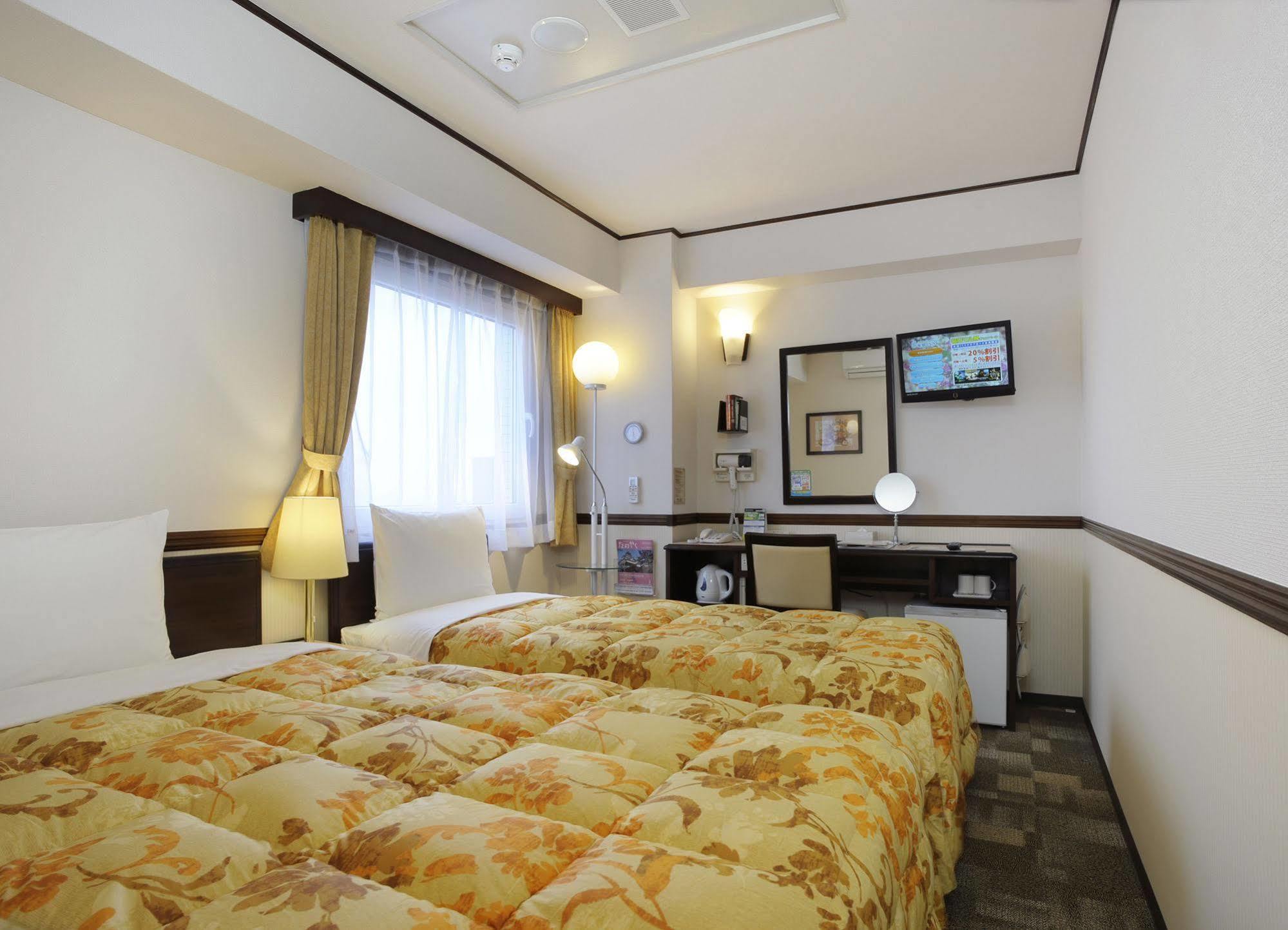Toyoko Inn Misato Ekimae Buitenkant foto